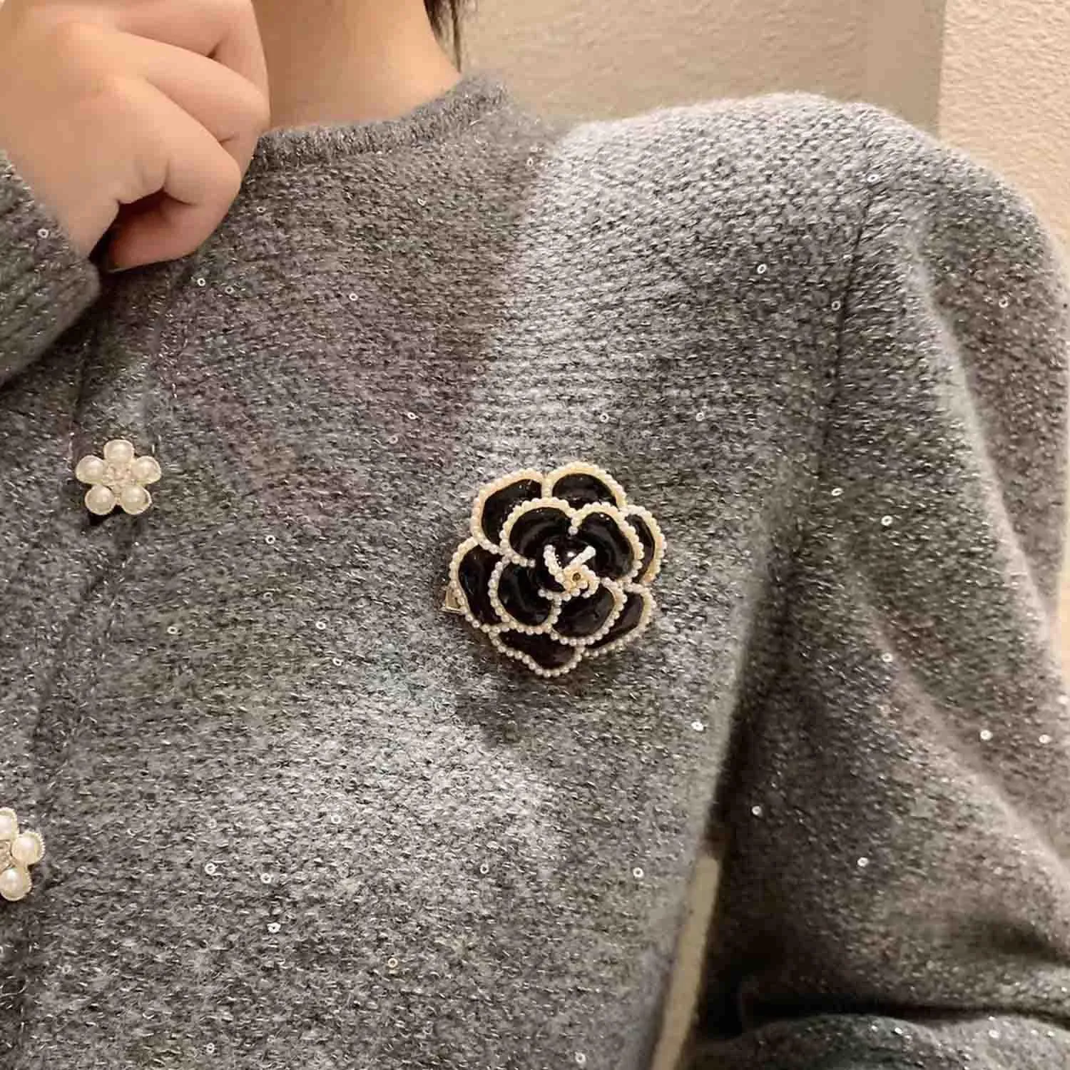 Camellia Flower Pearl Brooches Pins Fashion Beautiful Black White Enamel Floral Brooch Good Idea for Party Dance Wedding Banquet for Elegant Women Girl